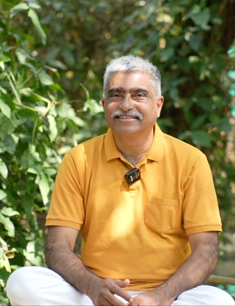 Yogacharya Arun Pandala at the centre