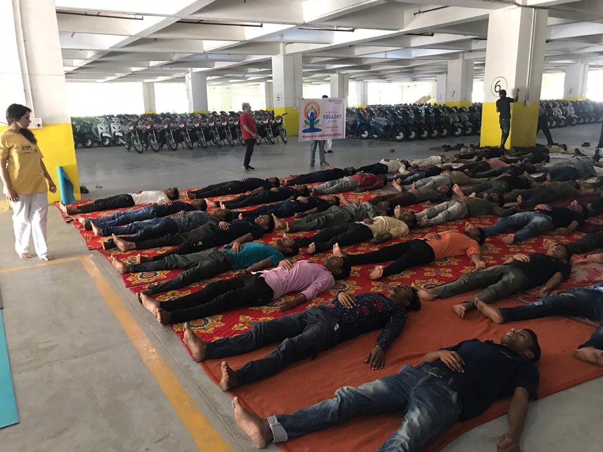 Relaxation on carpet runners in a company car park